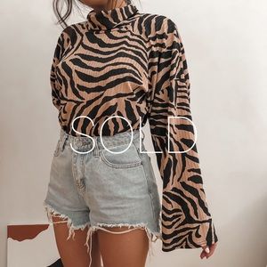 PrettyLittleThing - Zebra Wide Sleeve Top - US 2